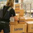 Lenze setzt am Standort Asten in Österreich Exoskelette in der Logistik ein.