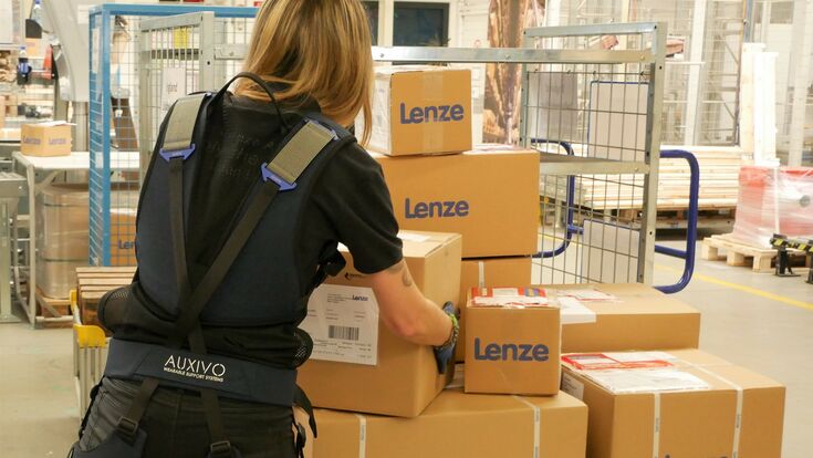 © Lenze Operations Austria Lenze setzt am Standort Asten in Österreich Exoskelette in der Logistik ein.