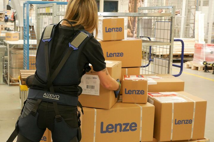 Lenze setzt am Standort Asten in Österreich Exoskelette in der Logistik ein.