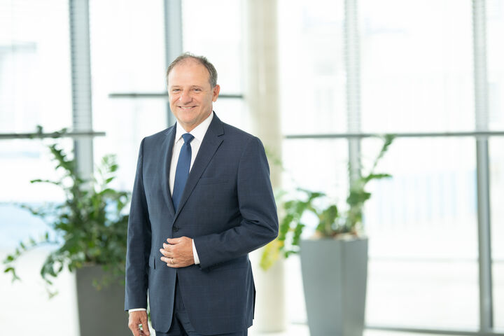 Stoelzle-Chef Georg Feith im Office