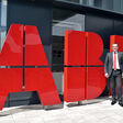 ABB-Chef Martin Kohlmaier vor ABB-Logo