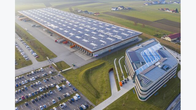 © Lucas Pripfl KTM hat am Standort Munderfing eine riesige Solaranlage.