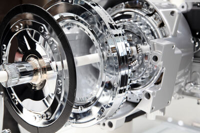 © LVDESIGN - stock.adobe.com antrieb antriebstechnik getriebe kupplung industrie zahnrad auto herstellung elektromotor effizienz economic elektroantrieb motor isoliert elektromobilität antriebssystem alternative energie kraft modern maschinenteil entwicklung makro detail motorteil elektrisch fortschritt fortschrittlich elektrizität beweglichkeit mobilität energieindustrie efficient technik elektrotechnik fahrzeug produktion maschinenherstellung fabrikation einzelteile innenleben zusammenbau montage mechanik mechanisch bauteile kraftübertragung zahnräder automobil autotechnik