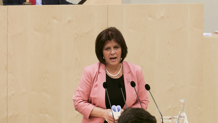 © Parlamentsdirektion/Thomas Topf 2018 Innenaufnahme Bundesrat Vorsitz Wien Bundesratssitzung Rednerpult Parlamentarier/in SPÖ Einzeln