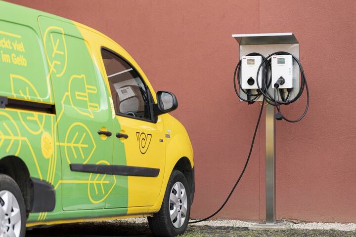 Post-Auto an E-Zapfsäule