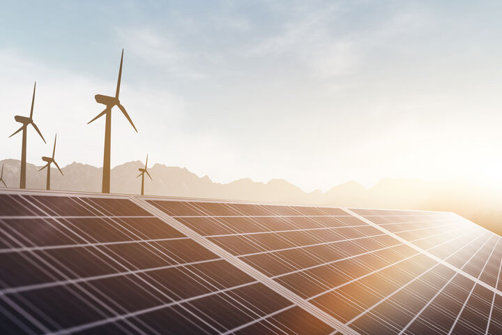 Solarpanele und Windräder in Sonnenschein