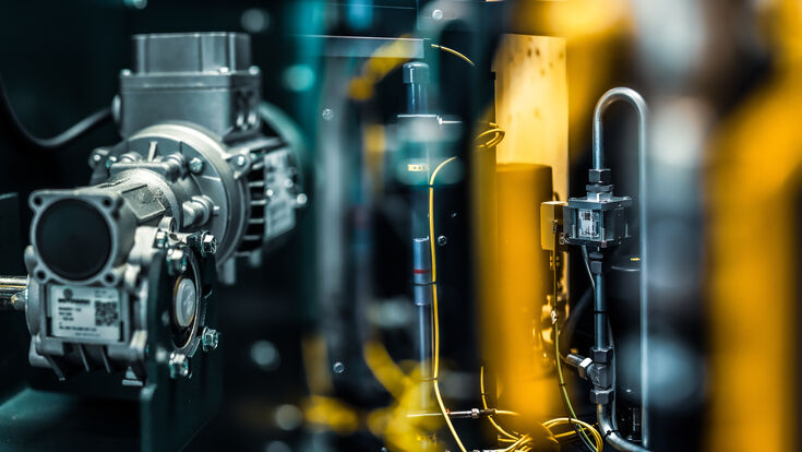 © Industrial Arts - stock.adobe.com motor anlage elektromotor elektrische kraft pumpe anlagentechnik industrie industrielle anlage produktion hebel ventil verschluss metall rohre leitungen werkstoff fabrik gewerblich technik auto automat kraft branche anlagen alt teil leitung benzin engineering system fabrikation stahl transport mechanic