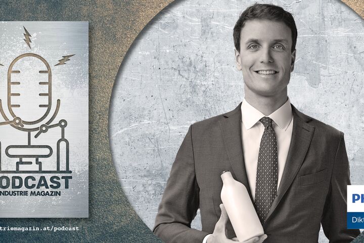 Alpla-Geschäftsführer Philipp Lehner mit Papierflasche