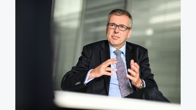 © ZF Friedrichshafen AG Mitglied des Vorstands Dr. Holger Klein Member of the Board of Management Dr. Holger Klein ZF Vorstand Board of Management