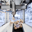 Automatisierte Montagezelle mit Teddybären