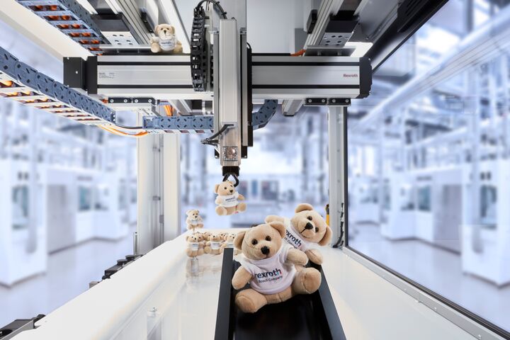 Automatisierte Montagezelle mit Teddybären