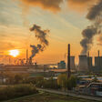 emissionen klimaschutz co2-bilanz industriebetrieb klimaerwärmung klimawandel industrie energiewende emission emissionshandel luftverschmutzung stahlwerk fabrik stahlindustrie umweltverschmutzung co2-ausstoß umwelt energie gas klimaschutzplan kohle klima kohleausstieg erderwärmung klimaziel produktionsbetrieb rust belt energieintensiv produktion nachhaltigkeit co2 treibhausgas abendrot smog sonnenuntergang schornstein dämmerung himmel