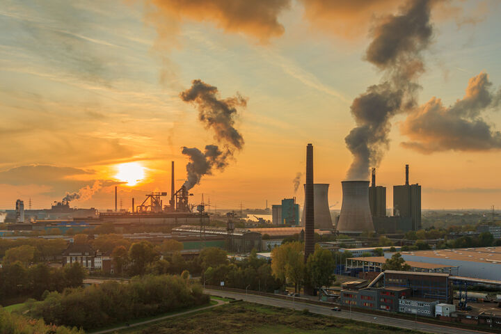 emissionen klimaschutz co2-bilanz industriebetrieb klimaerwärmung klimawandel industrie energiewende emission emissionshandel luftverschmutzung stahlwerk fabrik stahlindustrie umweltverschmutzung co2-ausstoß umwelt energie gas klimaschutzplan kohle klima kohleausstieg erderwärmung klimaziel produktionsbetrieb rust belt energieintensiv produktion nachhaltigkeit co2 treibhausgas abendrot smog sonnenuntergang schornstein dämmerung himmel