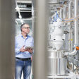 Mann mit Tablet in Prozessindustrie