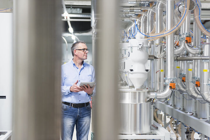 Mann mit Tablet in Prozessindustrie