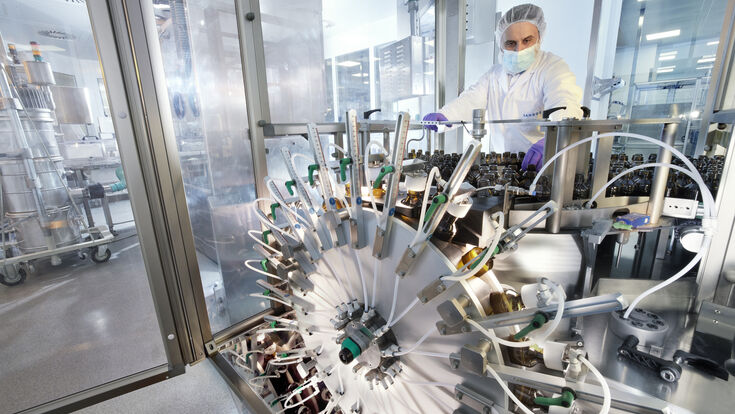 ABD0168_20240321 - KUNDL - ?STERREICH: ++ HANDOUT ++ ZU APA0296 VOM 21.3.2024 - Abf?llung und Verpackung von oralen Penicillinen, aufgenommen in der neuen Produktionsanlage des Generika-Herstellers Sandoz in Kundl. Der Generika-Hersteller Sandoz mit Sitz im Tiroler Kundl (Bezirk Kufstein) hat am Mittwoch, 21. M?rz 2024 eine weitere Anlage zur Herstellung von Antibiotika er?ffnet. Mit der 50 Mio. Euro teuren Produktionsst?tte soll die Kapazit?t um 20 Prozent gesteigert werden. - FOTO: APA/SANDOZ - ++ WIR WEISEN AUSDR?CKLICH DARAUF HIN, DASS EINE VERWENDUNG DES BILDES AUS MEDIEN- UND/ODER URHEBERRECHTLICHEN GR?NDEN AUSSCHLIESSLICH IM ZUSAMMENHANG MIT DEM ANGEF?HRTEN ZWECK UND REDAKTIONELL ERFOLGEN DARF - VOLLST?NDIGE COPYRIGHTNENNUNG VERPFLICHTEND ++