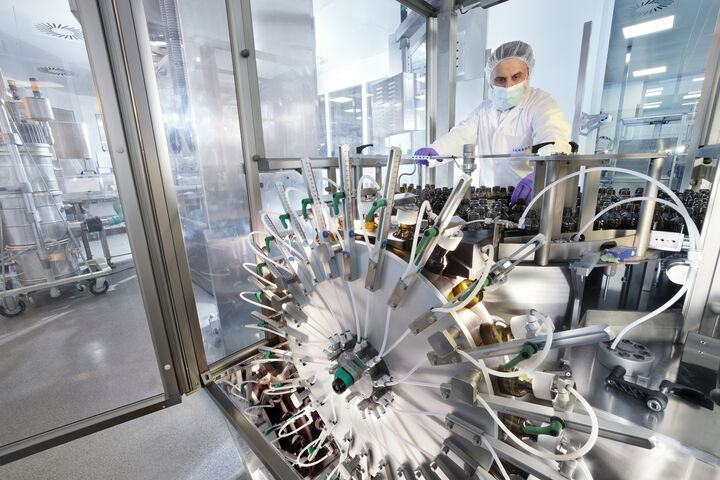 ABD0168_20240321 - KUNDL - ?STERREICH: ++ HANDOUT ++ ZU APA0296 VOM 21.3.2024 - Abf?llung und Verpackung von oralen Penicillinen, aufgenommen in der neuen Produktionsanlage des Generika-Herstellers Sandoz in Kundl. Der Generika-Hersteller Sandoz mit Sitz im Tiroler Kundl (Bezirk Kufstein) hat am Mittwoch, 21. M?rz 2024 eine weitere Anlage zur Herstellung von Antibiotika er?ffnet. Mit der 50 Mio. Euro teuren Produktionsst?tte soll die Kapazit?t um 20 Prozent gesteigert werden. - FOTO: APA/SANDOZ - ++ WIR WEISEN AUSDR?CKLICH DARAUF HIN, DASS EINE VERWENDUNG DES BILDES AUS MEDIEN- UND/ODER URHEBERRECHTLICHEN GR?NDEN AUSSCHLIESSLICH IM ZUSAMMENHANG MIT DEM ANGEF?HRTEN ZWECK UND REDAKTIONELL ERFOLGEN DARF - VOLLST?NDIGE COPYRIGHTNENNUNG VERPFLICHTEND ++