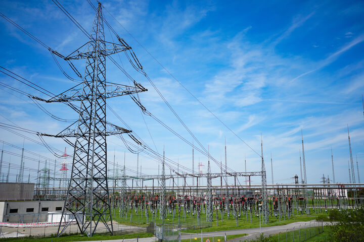 ABD0116_20240408 - WIEN - ?STERREICH: ++ THEMENBILD ++ Illustration zu den Themen Energie / Strom / Strommast / Stromleitung. Im Bild: Strommasten aufgenommen am Montag, 8. April 2024, in Wien. - FOTO: APA/EVA MANHART