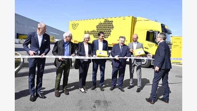 ABD0099_20240412 - WIEN - ?STERREICH: Post-GD Georg P?lzl (2.v.l.), GD-Stv. Walter Oblin (l.), Vorstand Peter Umundum (4.v.l.), Bgm. Michael Ludwig (5.v.l./SP?), Dompfarrer Toni Faber u.a. am Freitag, 12. April 2024, im Rahmen der Er?ffung des neuen Paket-Logistikzentrums der Post AG in Wien-Inzersdorf. - FOTO: APA/HANS KLAUS TECHT