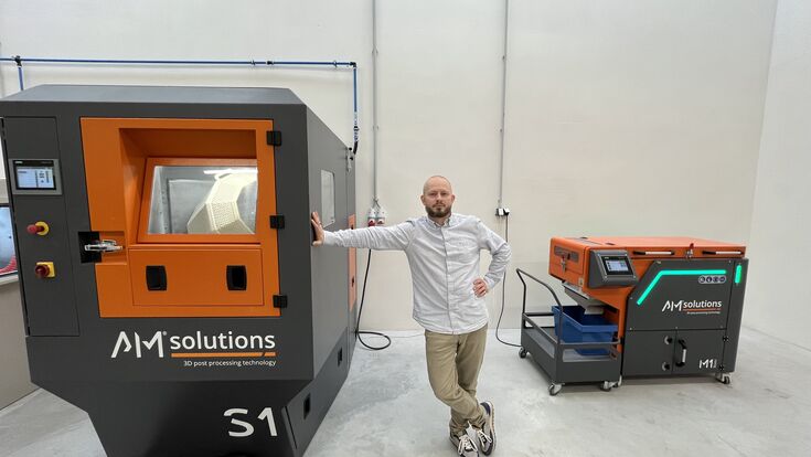© Rösler Oberflächentechnik GmbH Tomáš Klepl, Leiter Additive Fertigung bei Aufeer Design: „Wir waren beeindruckt von der professionellen Präsentation von AM Solutions auf der Formnext. Deren Experten haben schnell verstanden, was genau wir suchen.”