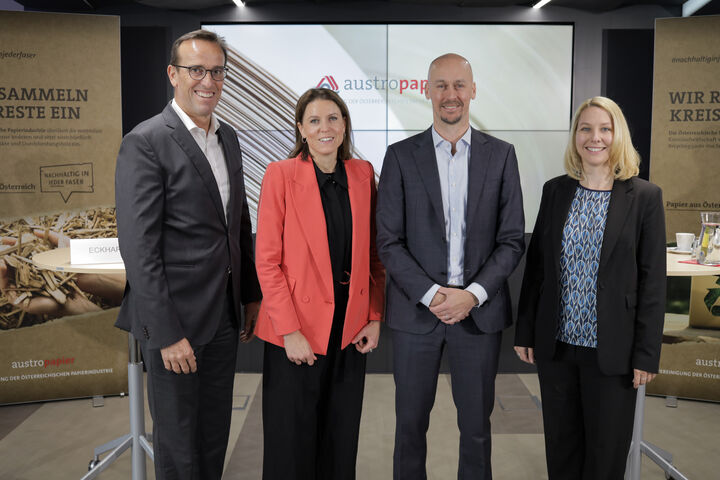 BILD zu OTS - Austropapier Pr?sident Martin Zahlbruckner, Austropapier-Gesch?ftsf?hrerin Sigrid Eckhardt, Austropapier-Nachhaltigkeitssprecher Sebastian Heinzel und AIT Senior Research Engineer Veronika Wilk im Rahmen der Jahrespressekonferenz der ?sterreichischen Papierindustrie.