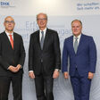 BILD zu OTS - Prof. Gabriel Felbermayr (Wifo Direktor), Hans Dieter P?tsch (DHK Pr?sident), Thomas Gindele (Hauptgesch?ftsf?hrer DHK)