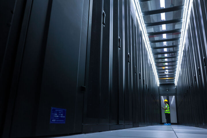 Download von www.picturedesk.com am 20.04.2024 (12:37). (220528) -- GUIYANG, May 28, 2022 (Xinhua) -- A staff member checks equipment at a data center of China Mobile in southwest China's Guizhou Province, May 24, 2022. (Xinhua/Ou Dongqu).Xinhua News Agency / eyevine :...http://. - 20220524_PD24479 - Rechteinfo: Rights Managed (RM)