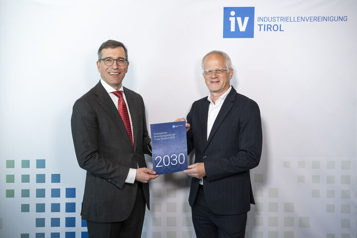 ABD0102_20240514 - INNSBRUCK - ?STERREICH: ++ HANDOUT ++ ZU APA0396 VOM 14.5.2024 - Max Kloger (r.) ist am Dienstag, 14. Mai 2024, zum neuen Pr?sidenten der Tiroler Industriellenvereinigung (IV Tirol) gew?hlt worden. Der gesch?ftsf?hrende Gesellschafter der Tiroler Rohre GmbH ?bernahm im Rahmen der Ordentlichen Vollversammlung das Amt von Christoph Swarovski (l.). - FOTO: APA/IV TIROL/FRANZ OSS - ++ WIR WEISEN AUSDR?CKLICH DARAUF HIN, DASS EINE VERWENDUNG DES BILDES AUS MEDIEN- UND/ODER URHEBERRECHTLICHEN GR?NDEN AUSSCHLIESSLICH IM ZUSAMMENHANG MIT DEM ANGEF?HRTEN ZWECK UND REDAKTIONELL ERFOLGEN DARF - VOLLST?NDIGE COPYRIGHTNENNUNG VERPFLICHTEND ++