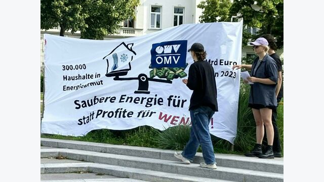 ABD0016_20240528 - WIEN - ?STERREICH: ZU APA0124 VOM 28.5.2024 - Die Hauptversammlung der OMV begann am Dienstag, 28. Mai 2024 mit Protesten von Umweltorganisationen. Die NGO Attac stand mit einem Dutzend Aktivisten vor der Messehalle in Wien, drei Aktivisten waren im Saal und skandierten vor dem Start einige Minuten ihre Forderungen, darunter die Vergesellschaftung der OMV, bevor sie sich friedlich hinausleiten lie?en. Im Bild: Aktivisten vor der Messehalle in Wien. - FOTO: APA/THOMAS KARABACZEK