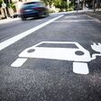 Symbol für Elektrotankstelle für Elektroautos auf der Straße