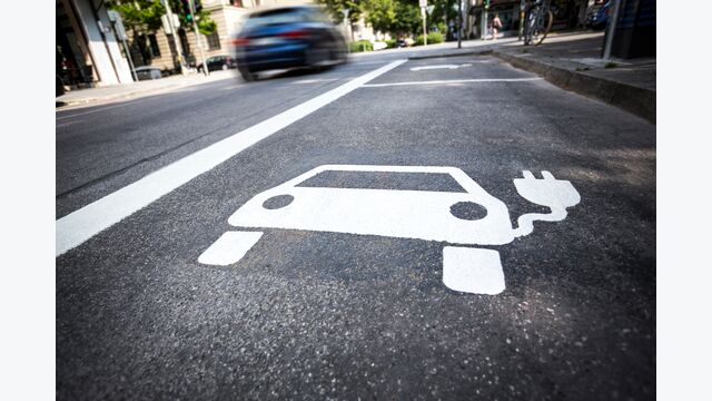 Symbol für Elektrotankstelle für Elektroautos auf der Straße