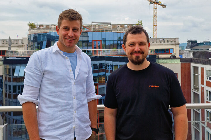 Der Geschäftsführer der Hengl Energy GmbH, Hubert Wimmer gemeinsam mit dem CCO von nista, Benjamin Mörzinger auf der Terrasse im Büro bei nista.