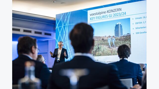 Herbert Eibensteiner auf der Bühne des Industriekongress 2024