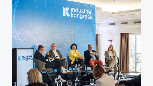 Beatrix ﻿Praeceptor auf der Bühne des Industriekongress (Mitte)