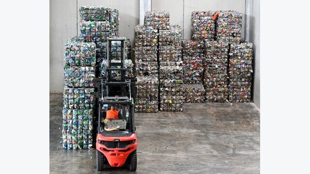 ABD0044_20240710 - ENNS - ?STERREICH: ++ THEMENBILD ++ Projekt Zukunftsbild: Die modernste Kunststoff-Sortieranlage Europas steht in Enns (Ober?sterreich). 20 Tonnen pro Stunde schafft die Anlage, die Jahreskapazit?t von TriPlast liegt damit bei 100.000 Tonnen Kunststoff- und Metallverpackungen. Im Bild: Die Verpackungen werden aufbereitet und zu Rezyklat weiterverarbeitet. Dieses kann dann f?r die Herstellung neuer Verpackungen oder anderer Produkte eingesetzt werden, etwa f?r Shampoo-Flaschen, Kanister, Folien oder Bauteile f?r die Automobil- und Elektroindustrie, aufgenommen am Montag, 1. Juli 2024. - FOTO: APA/BARBARA GINDL