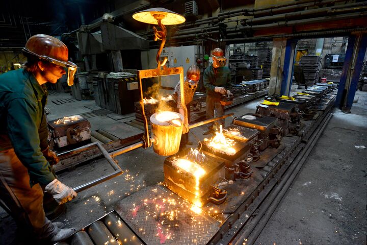 giesserei, stahlwerk, hochofen, arbeiter, stahl, gießen, leute, teamwork, zusammenarbeit, gruppe, männer, personen, menschen, innenraum, industrie, handwerk, produktiob, verarbeitung, herstellung, produktion, herstellen, betrieb, unternehmen, firma, gebäude, innen, feuer, heiss, hiutze, gefährlich, schmelzen, schmelze, eisen, metall, stahlverarbeitung, ofen, giessen, gießerei, hitze, industriell, werk, fabrik, arbeiten, beruf, arbeitsplatz, professionell, facharbeiter, fachkraft, fachkräfte