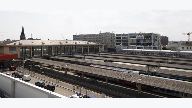 ABD0033_20240722 - WIEN - ?STERREICH: Ein Blick auf das Dach des Westbahnhofs, aufgenommen am Montag, 22. Juli 2024 anl. eines Medientermins "Photovoltaikanlage am Dach des Wiener Westbahnhofs geplant" in Wien. - FOTO: APA/TANJA UNGERB?CK