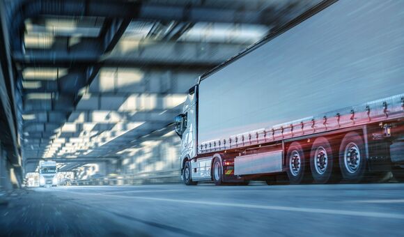 lkw, lastwagen, transport, spedition, industrie, logistik, verkehr, tunnel, straße, fahrt, güterverkehr, cargo, lieferung, laster, auslieferung, lieferant, straßenverkehr, beförderung, anhänger, metall, modern, lastkraftwagen, architektur, geschwindigkeit, bewegung, weiß, schnell, fracht, bewegungsunschärfe