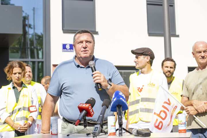 ABD0071_20240813 - WIEN - ?STERREICH: Landesvorsitzender Helmut Gruber (vida-Wien) am Dienstag, 13. August 2024 im Rahmen einer ?ffentlichen Betriebsversammlung anl. des geplanten VAMED-Verkaufs in Wien. - FOTO: APA/TOBIAS STEINMAURER