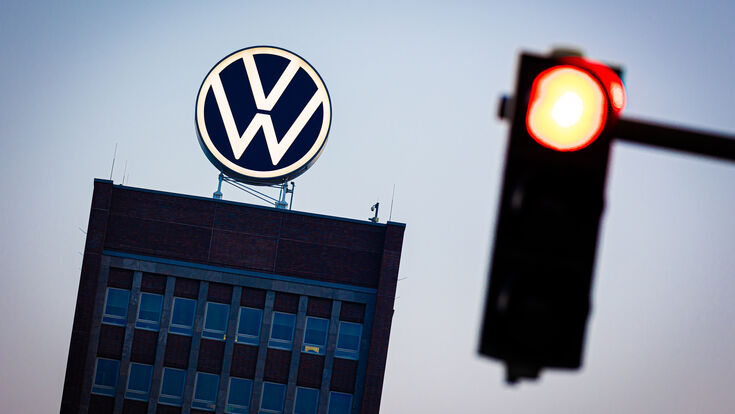 © Moritz Frankenberg / dpa / picturedesk.com Download von www.picturedesk.com am 18.09.2024 (12:10). 04 September 2024, Lower Saxony, Wolfsburg: The VW logo shines on the roof of the brand tower at Volkswagen's main plant in the early morning behind a red traffic light. Volkswagen has announced that it will tighten its austerity measures due to the tense situation of the core brand. Even compulsory redundancies and plant closures can no longer be ruled out. Photo: Moritz Frankenberg/dpa - 20240904_PD0922 - Rechteinfo: Rights Managed (RM)