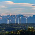 ökostrom, panorama, aussicht, gebirge, ländlich, natur, windpark, erneuerbar, allgäu, alpenrand, landschaft, berge, herbst, bergwiese, weideland, landwirtschaft, horizont, windrad, leuchtend, windkraft, energiewende, windturbine, energiegewinnung, tageszeit, draussen, szenerie, wald, abendlicht, dämmerung, outdoor, gipfel, jahreszeit, energiewandel, klimaschutz, nachhaltigkeit, stromerzeugung, bäuerlich, abends, bayern, niemand, herbstlich, ausblick, gegend, alpen, hügelig, sonnig, sonnenschein, heiter, wind