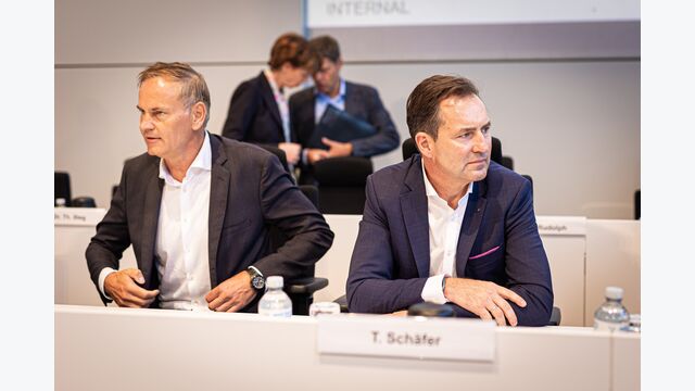 VW-Chef Oliver Blume (l.) mit Markenchef Thomas Schäfer: Zehn Milliarden Euro muss der
Automobilbauer bis 2026 an Ergebnisoptimierung erreichen