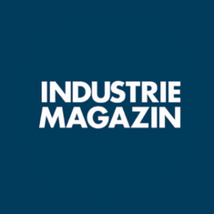 Industriemagazin als Text auf blauen Hintergrund