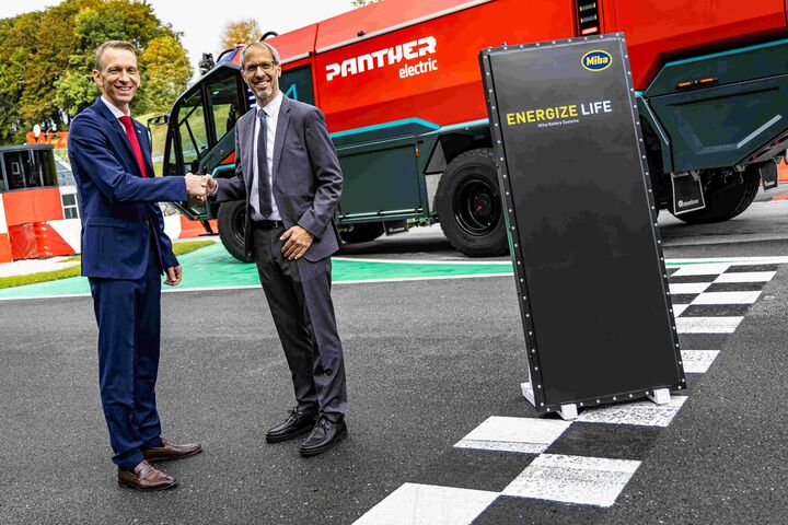 Sebastian Wolf, CEO von Rosenbauer, und ﻿Stefan Gaigg, Managing Director der Miba Battery Systems.