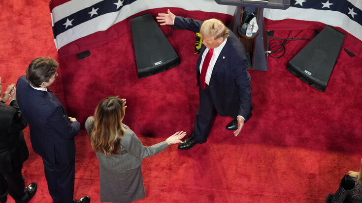 © Jeff Roberson / AP / picturedesk.com Download von www.picturedesk.com am 08.11.2024 (09:02). Republican presidential nominee former President Donald Trump walks over to hug former first lady Melania Trump as their son Barron Trump, left, watches while delivering remarks to supporters at an election night watch party Wednesday, Nov. 6, 2024, in West Palm Beach, Fla. (AP Photo/Jeff Roberson) - 20241106_PD2522 - Rechteinfo: Rights Managed (RM)