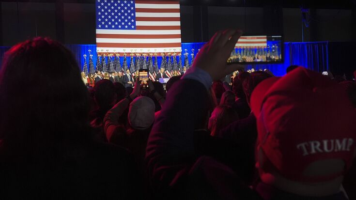 © Marta Lavandier / AP / picturedesk.com Download von www.picturedesk.com am 12.11.2024 (15:01). Republican presidential nominee former President Donald Trump speaks at an election night watch party, Wednesday, Nov. 6, 2024, in West Palm Beach, Fla. (AP Photo/Marta Lavandier) - 20241106_PD2513 - Rechteinfo: Rights Managed (RM)