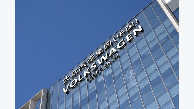 Download von www.picturedesk.com am 27.11.2024 (09:42). 27 November 2024, China, Peking: The lettering of the Volkswagen Group in China can be seen on the facade of a building. VW has sold its controversial plant in Xinjiang, which the Wolfsburg-based company had operated with the Chinese state-owned company Saic. Photo: Johannes Neudecker/dpa - 20241127_PD0798 - Rechteinfo: Rights Managed (RM)