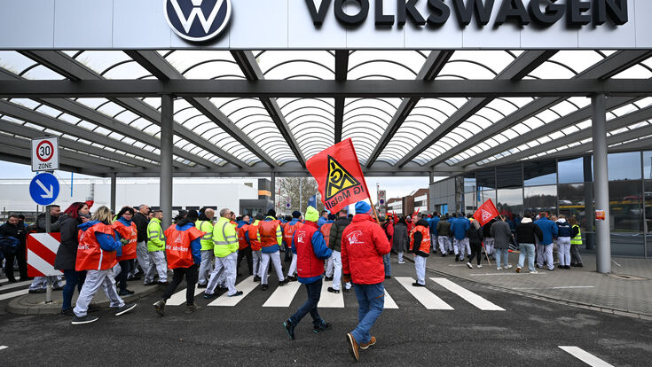 © Hendrik Schmidt / dpa / picturedesk.com Download von www.picturedesk.com am 02.12.2024 (14:15). 02 December 2024, Saxony, Zwickau: Volkswagen employees take part in a warning strike at the Zwickau plant. Europe's largest car manufacturer, Volkswagen, is launching nationwide warning strikes on Monday. IG Metall intends to bring production to a temporary standstill with temporary work stoppages at all German sites. The so-called peace obligation expired at the weekend. Photo: Hendrik Schmidt/dpa - 20241202_PD1863 - Rechteinfo: Rights Managed (RM)