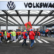Download von www.picturedesk.com am 02.12.2024 (14:15). 02 December 2024, Saxony, Zwickau: Volkswagen employees take part in a warning strike at the Zwickau plant. Europe's largest car manufacturer, Volkswagen, is launching nationwide warning strikes on Monday. IG Metall intends to bring production to a temporary standstill with temporary work stoppages at all German sites. The so-called peace obligation expired at the weekend. Photo: Hendrik Schmidt/dpa - 20241202_PD1863 - Rechteinfo: Rights Managed (RM)