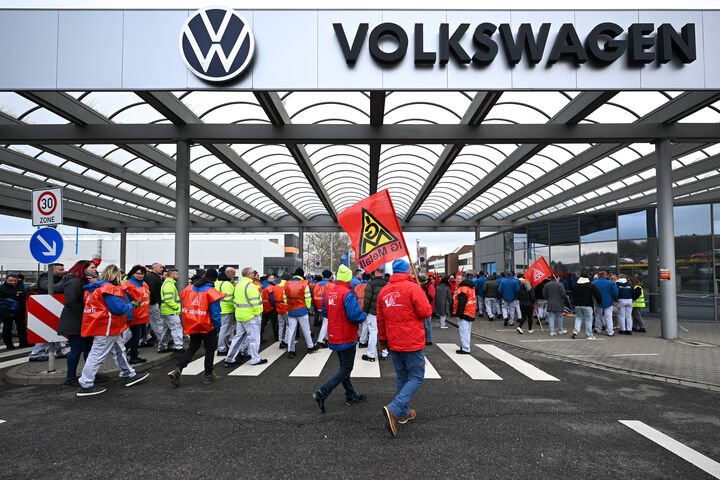 Download von www.picturedesk.com am 02.12.2024 (14:15). 02 December 2024, Saxony, Zwickau: Volkswagen employees take part in a warning strike at the Zwickau plant. Europe's largest car manufacturer, Volkswagen, is launching nationwide warning strikes on Monday. IG Metall intends to bring production to a temporary standstill with temporary work stoppages at all German sites. The so-called peace obligation expired at the weekend. Photo: Hendrik Schmidt/dpa - 20241202_PD1863 - Rechteinfo: Rights Managed (RM)
